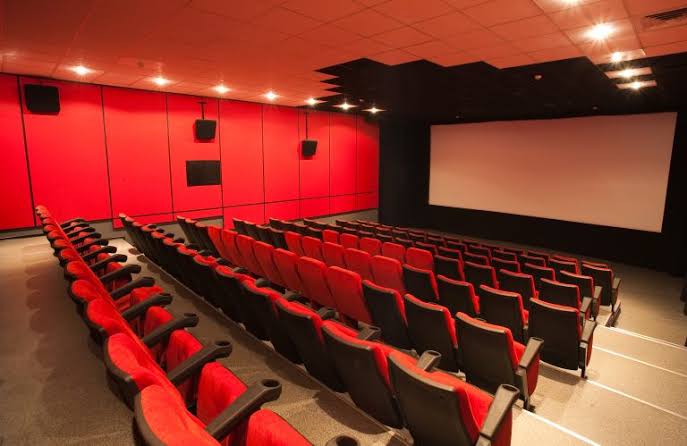 Streaming vs. Cinemas – O Futuro do Entretenimento em Transformação